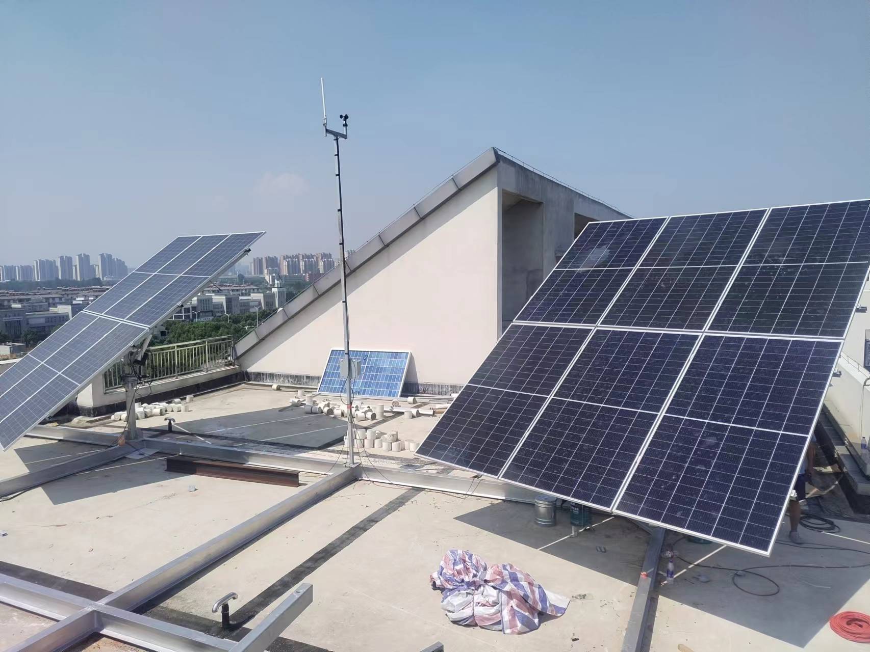 Advantages and applicable scenarios of flat single-axis tracking photovoltaic mounts for roofs